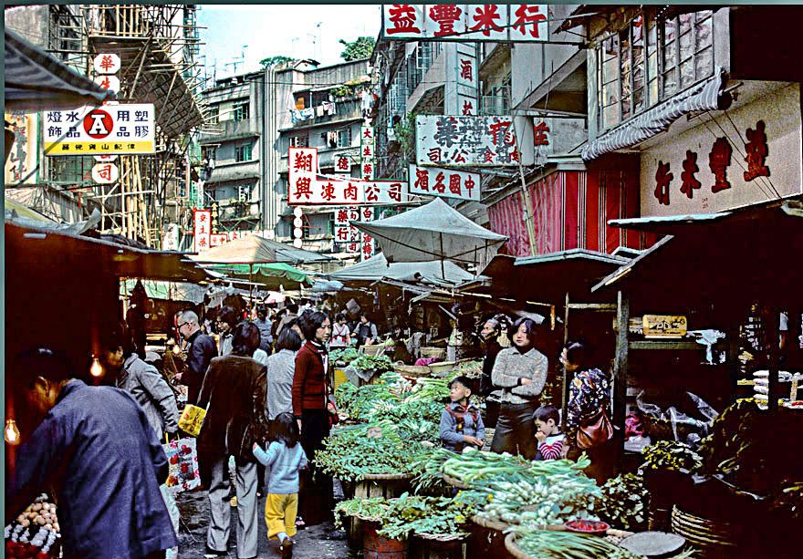 1977-02-066  - Street life in Wanchai -  (Photo- and copyright:  Karsten Petersen)