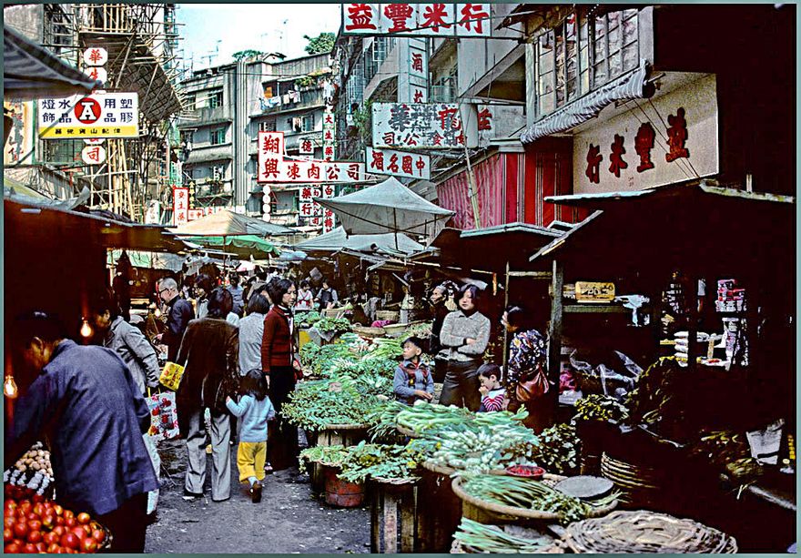 1977-02-066  - Street life in Wanchai -  (Photo- and copyright:  Karsten Petersen)
