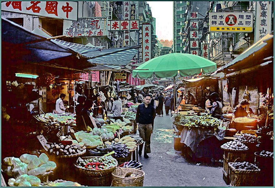 1977-02-067  - Street life in Wanchai, - 1977  - (Photo- and copyright:  Karsten Petersen)
