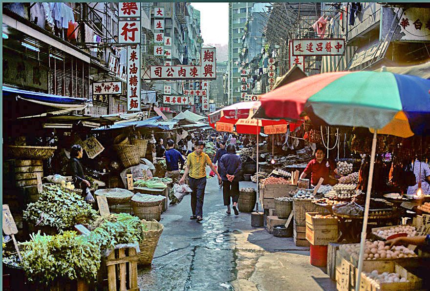 1977-02-068  - Street life in Wanchai, - 1977 -  (Photo- and copyright: Karsten Petersen ©)