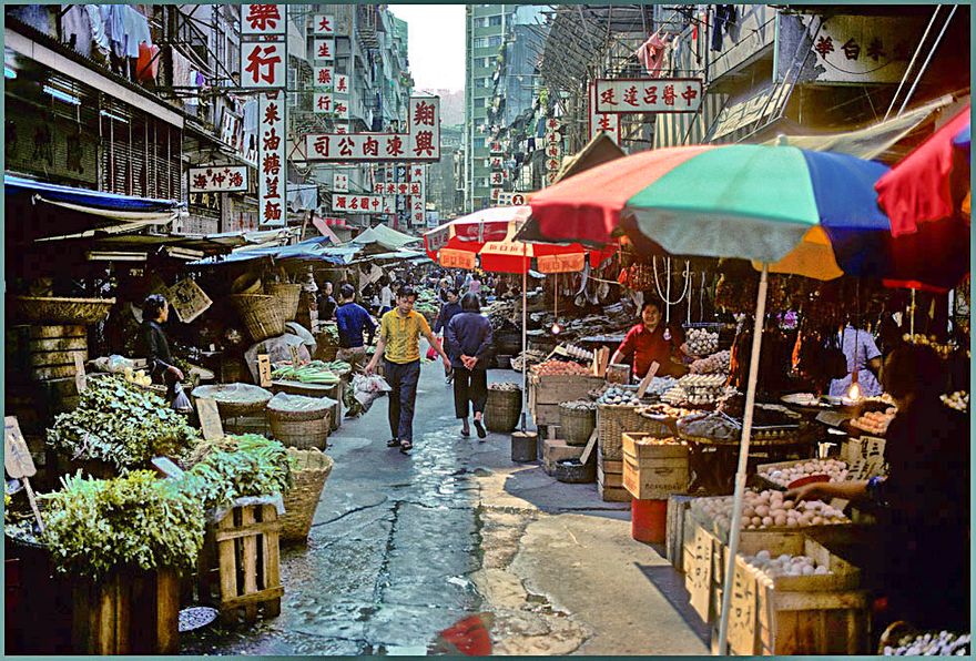 1977-02-068  - Street life in Wanchai, - 1977 -  (Photo- and copyright: Karsten Petersen ©)