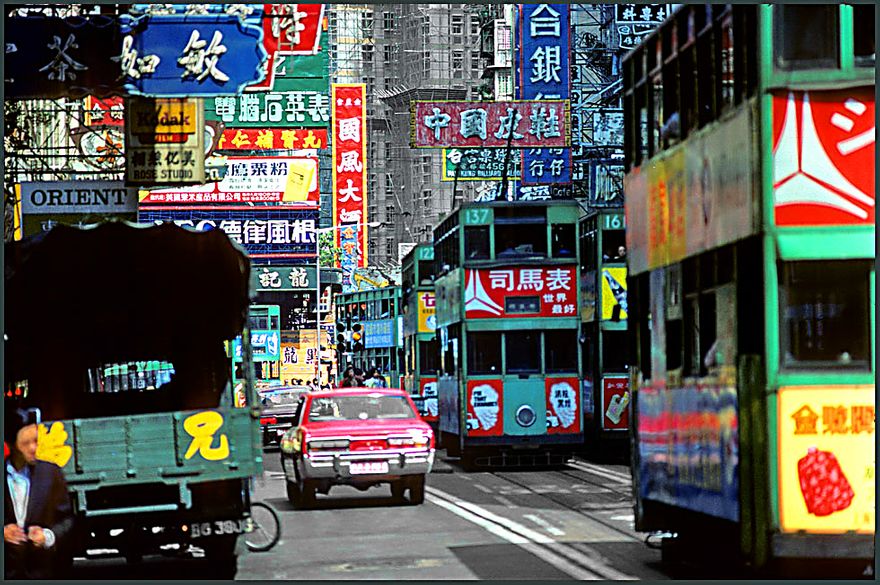 1977-02-070  - The same street as above, - somewhere in Wanchai photographed in 1977, - maybe Hennessy Road? -  (Photo- and copyright: Karsten Petersen ©)