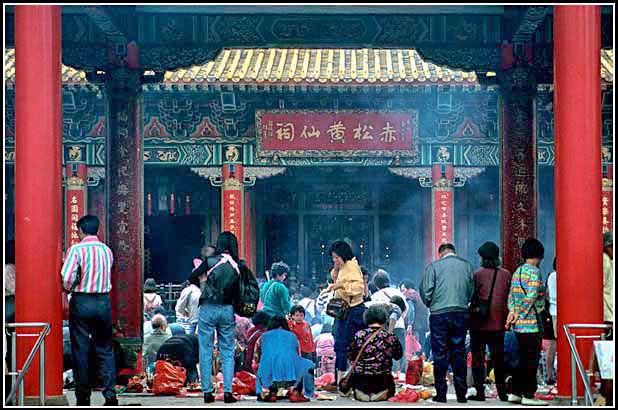 1996-11-050  - Temple!  I think it is the Wong Tai Sin temple  - (Photo- and copyright:  Karsten Petersen)