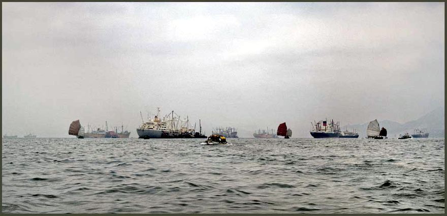 1972-02-082  -  Chinese junks and cargo ships in Hong Kong's Victoria harbour in 1972 -  (Photo- and copyright: Karsten Petersen ©)