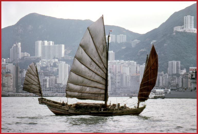1974-25-001  - Chinese Junk - in Victoria Harbour, Hong Kong -, April 5.1974 - (Photo- and copyright: Karsten Petersen)