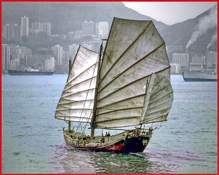 1974-25-009  - Chinese Junk - towards Victoria Harbour, - Hong Kong -, April 18. 1974 - (Photo- and copyright:  Karsten Petersen)