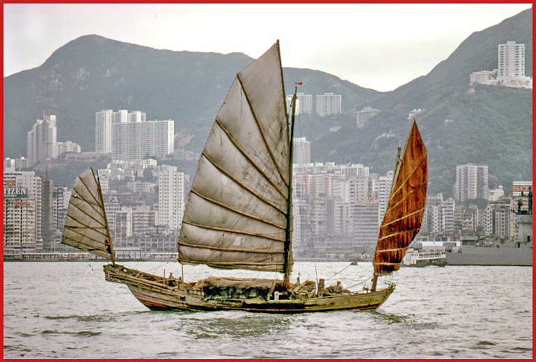 1974-25-001L  -Chinese Junk - in Victoria Harbour,- April 5. 1974,  Hong Kong - (Photo- and copyright:  Karsten Petersen)