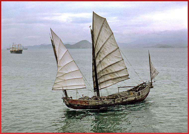 1974-25-007L  - Chinese Junk - crossing Hong Kong harbour, April 18.1974 - (Photo- and copyuright: Karsten Petersen)