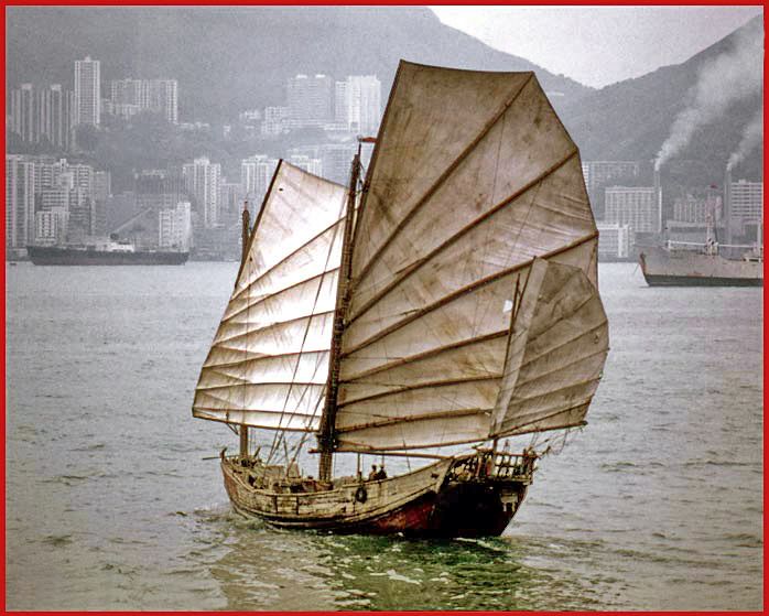 1974-25-009L  - Chinese Junk - towards Victoria Harbour, - Hong Kong -, April 18. 1974 - (Photo- and copyright: Karsten Petersen)