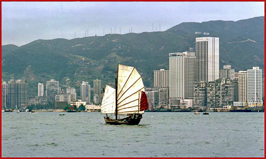 1976-48-033L  - Chinese Junk - passing Victoria Harbour, - Hong Kong -, Nov.4.1976 - (Photo- and copyright: Karsten Petersen)