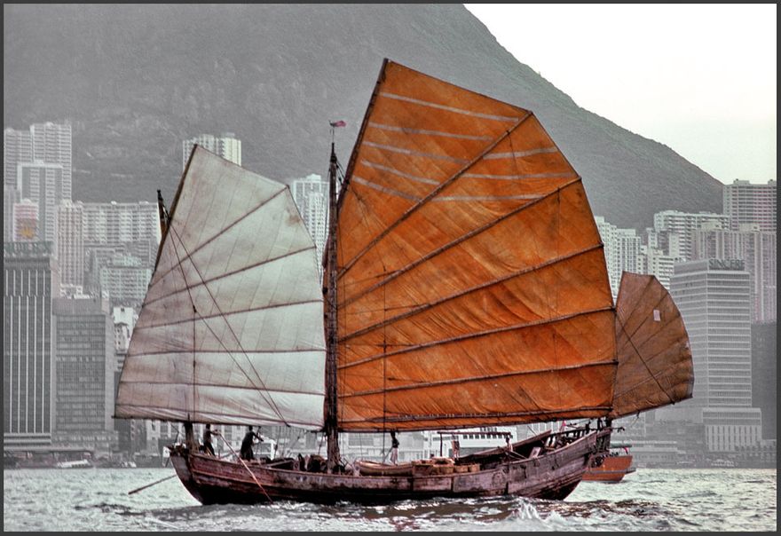 1977-03-027  - Chinese Junk - entering Victoria Harbour, - Hong Kong -, April 2. 1977  - (Photo- and copyright: Karsten Petersen)