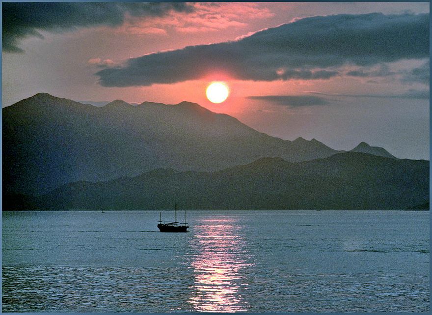 1977-03-033  - Chinese Junk - entering reflection of the Sun at Lantao Island, - Hong Kong -, April 5.1977 - (Photo- and copyright: Karsten Petersen)
