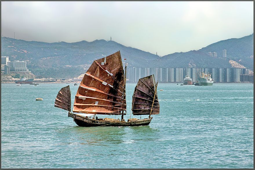 1977-04-033  -  Chinese Junk - crossing Hong Kong harbour, - April 24. 1977 - (Photo- and copyright: Karsten Petersen)