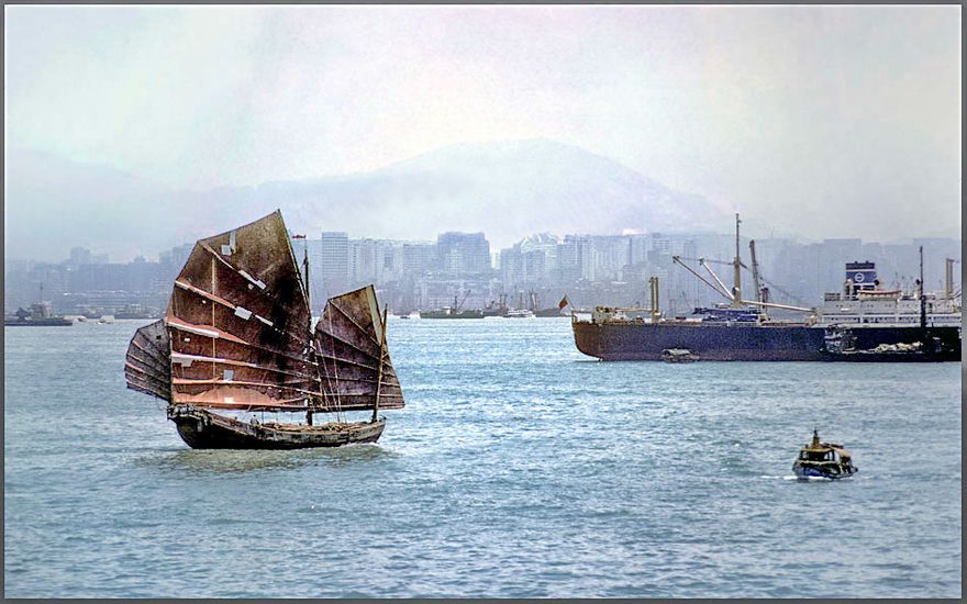 1977-04-035  -  Chinese Junk - crossing Hong Kong harbour, - April 24. 1977 - (Photo- and copyright: Karsten Petersen)