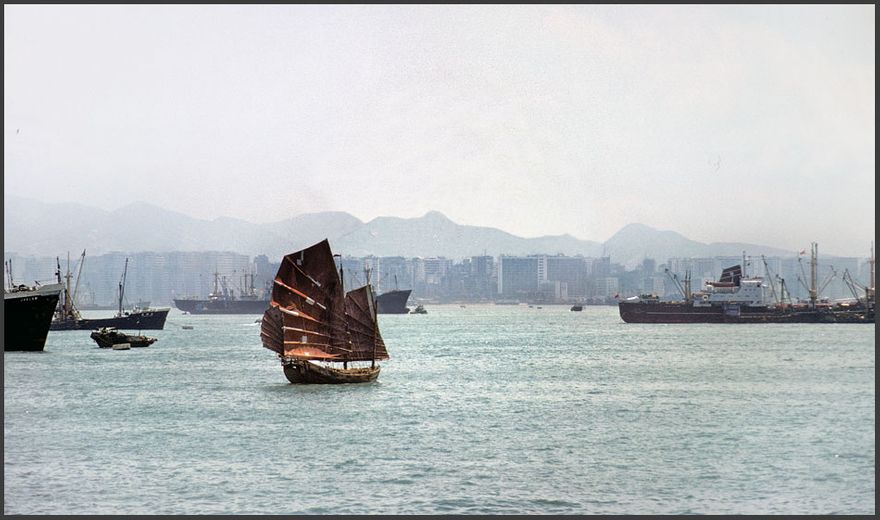 1977-04-036  -  Chinese Junk - crossing Hong Kong harbour, - April 24. 1977 - (Photo- and copyright: Karsten Petersen )