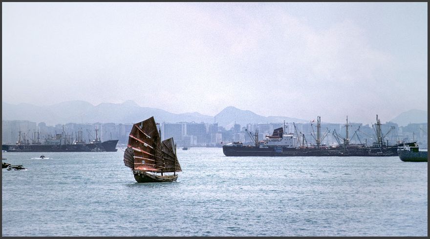 1977-04-037  -  Chinese Junk - crossing Hong Kong harbour, - April 24. 1977 - (Photo- and copyright: Karsten Petersen)