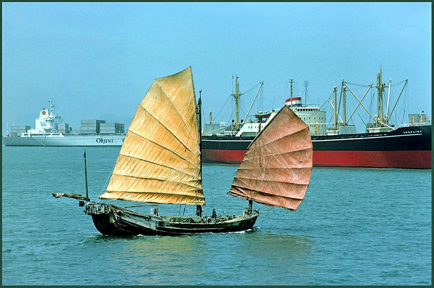 1977-04-040  -  Chinese Junk - in Hong Kong harbour, - April 1977 - (Photo- and copyright: Karsten Petersen )