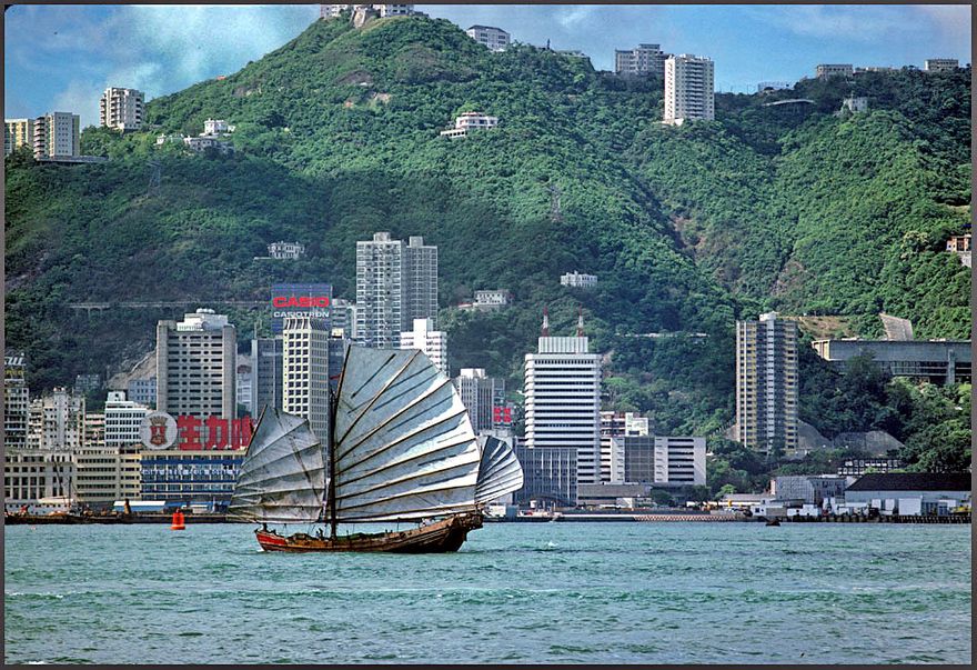 1977-04-060  -  Chinese Junk - in Victoria Harbour, - Hong Kong -, May 15. 1977 - (Photo- and copyright: (Karsten Petersen ©)
