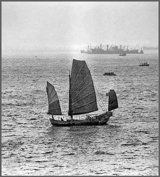 01-76-FRAME-4  -  Chinese Junk - in the mist, - Hong Kong Harbour -, 1976 - (Photo- and copyright: Karsten Petersen)