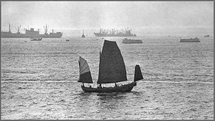 01-76-FRAME-5  - Chinese Junk - in the mist, - Hong Kong Harbour -, 1976 - (Photo- and copyright Karsten Petersen)