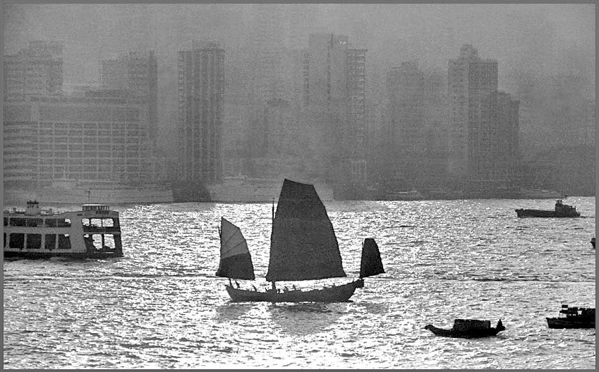 01-76-FRAME-8  -  Chinese Junk - in mist and sun, - Hong Kong harbour -, 1976 - (Photo- and copyright: Karsten Petersen)