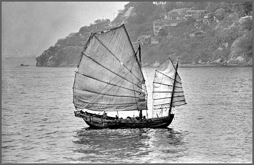 20F-FRAME-18  - Chinese Junk - in the East Lamma Channel, - Hong Kong -, March 1977 - (Photo- and copyright: Karsten Petersen)
