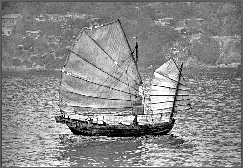 20F-FRAME-19  - Chinese Junk - in the East Lamma Channel, - Hong Kong -, March 1977 - (Photo- and copyright: Karsten Petersen)
