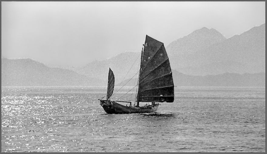 1977-01-FRAME-1  -  Chinese Junk - departing Hong Kong, - towards the South China Sea -, March 1977 - (Photo- and copyright:  Karsten Petersen)