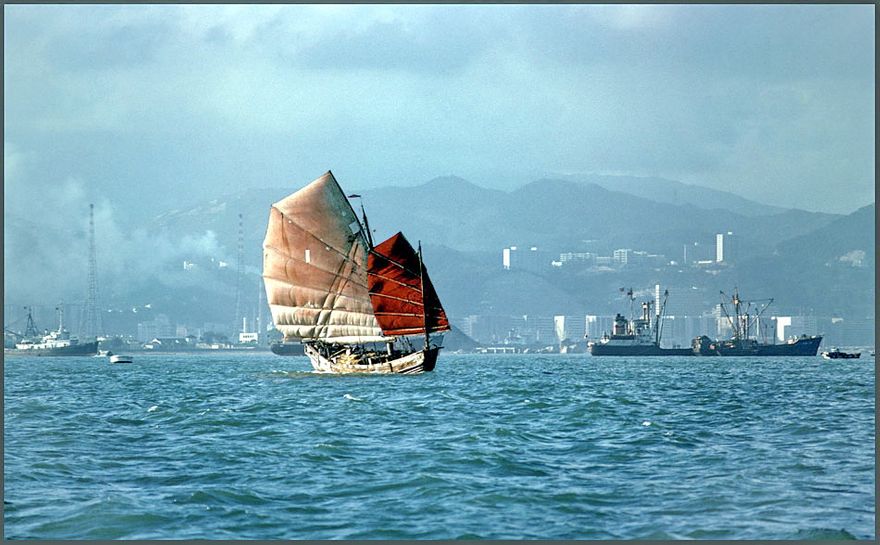 1977-04-061  -  Chinese Junk - in Hong Kong harbour, - May 1977 - (Photo- and copyright: Karsten Petersen )