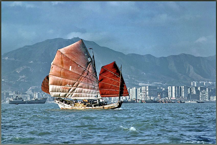 1977-04-062  -  Chinese Junk - in Hong Kong harbour, - May 1977 - (Photo- and copyright: Karsten Petersen)