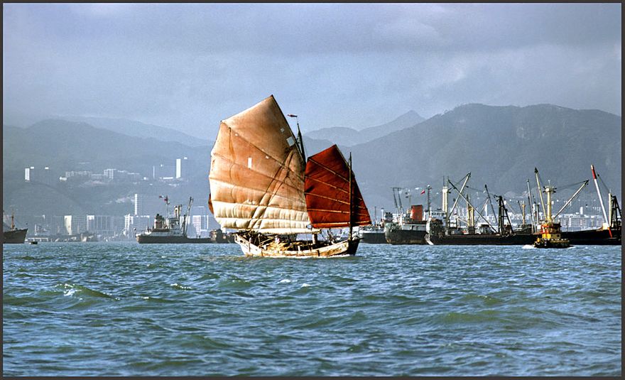 1977-04-063  -  Chinese Junk - in Hong Kong harbour, - May 1977 - (Photo- and copyright: Karsten Petersen)