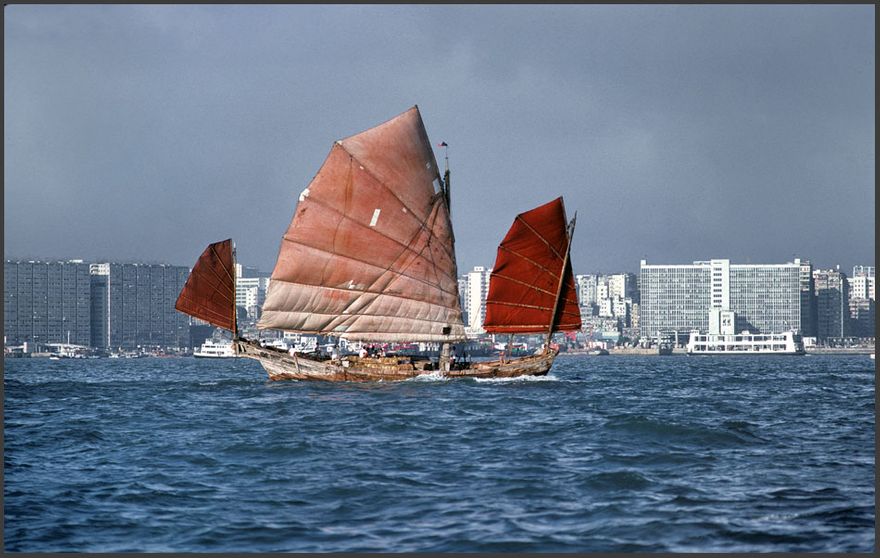 1977-04-065  - Chinese Junk - in Hong Kong harbour, - May 1977 - (Photo- and copyright:  Karsten Petersen )