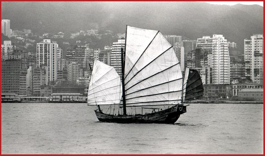 H0177 FRAME-1  - Chinese Junk - in Victoria Harbour, - Hong Kong -, Nov.04.1976 - (Photo- and copyright: Karsten Petersen)