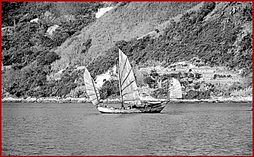 29F-frame 4  - Chinese Junk - in the East Lamma Channel, - Hong Kong -, early 1977 - (Photo- and copyright: Karsten Petersen)