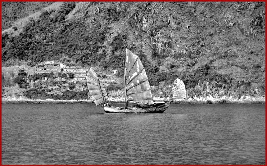 29F-frame 5  -  Chinese Junk - in the East Lamma Channel, - Hong Kong -, early 1977 - (Photo- and copyright: Karsten Petersen)