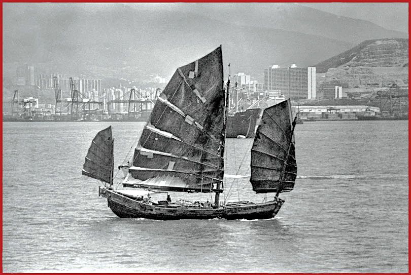 KO412-frame-9  - Chinese Junk - in Hong Kong Harbour, 1977 - (Photo- and copyright: Karsten Petersen)