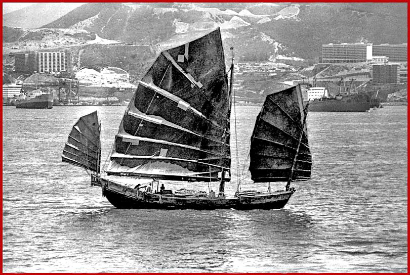 KO412-frame 10  - Chinese Junk - in Hong Kong Harbour, 1977 - (Photo- and copyright: Karsten Petersen)