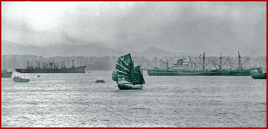 KO412-frame-12  -  Chinese Junk - in Hong Kong Harbour, - the Kowloon peninsula behind-, - 1977 - (Photo- and copyright: Karsten Petersen)