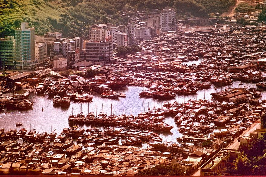 1973-04-065  -  Chinese Junks A sight never to be seen again! The very large assembly of junks at Aberdeen Harbour, Hong Kong, - Autumn 1973  -  (Photo- and copyright: Karsten Petersen)