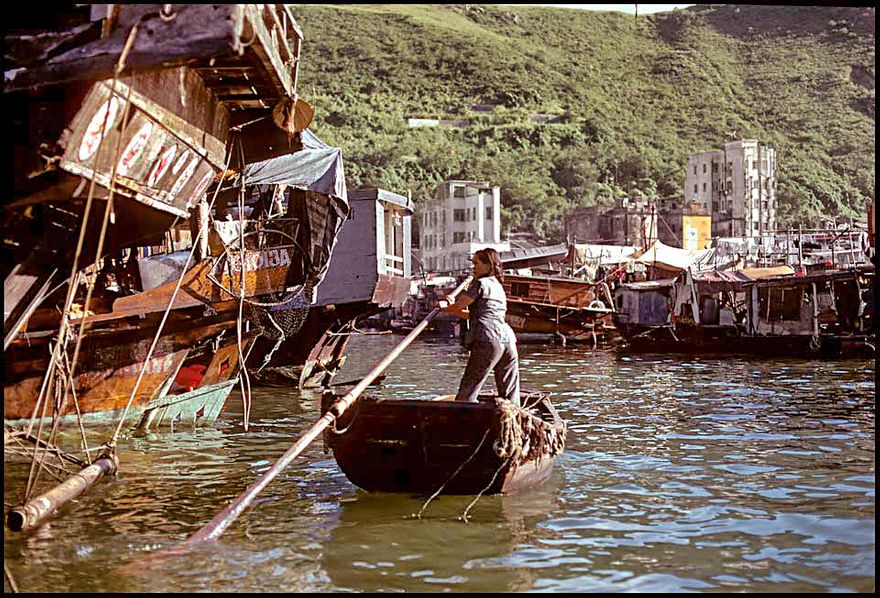 1973-04-048  -  Sampan in the floating city in Aberdeen Harbour  -  (Photo- and copyright: Karsten Petersen)