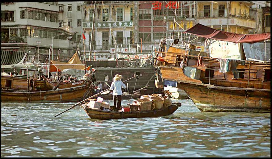 1973-04-051  -  Boat People Sampan in the floating city in Aberdeen Harbour  -  (Photo- and copyright: Karsten Petersen)