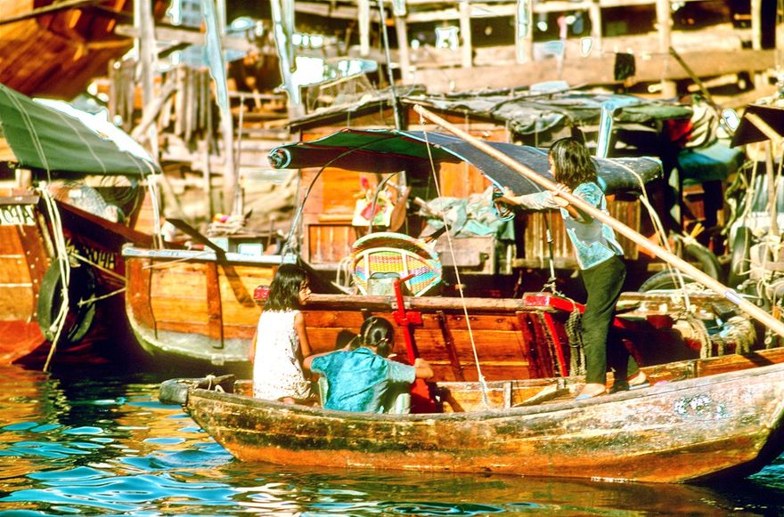 1973-04-049  -  Boat People  -  Sampan in the floating city in Aberdeen Harbour  -  (Photo- and copyright: Karsten Petersen)