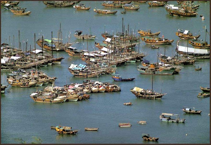 1973-15-026  -  Junks and sampans on the bay at Cheung Chau, - 1973 -  (Photo- and copyright: Karsten Petersen)