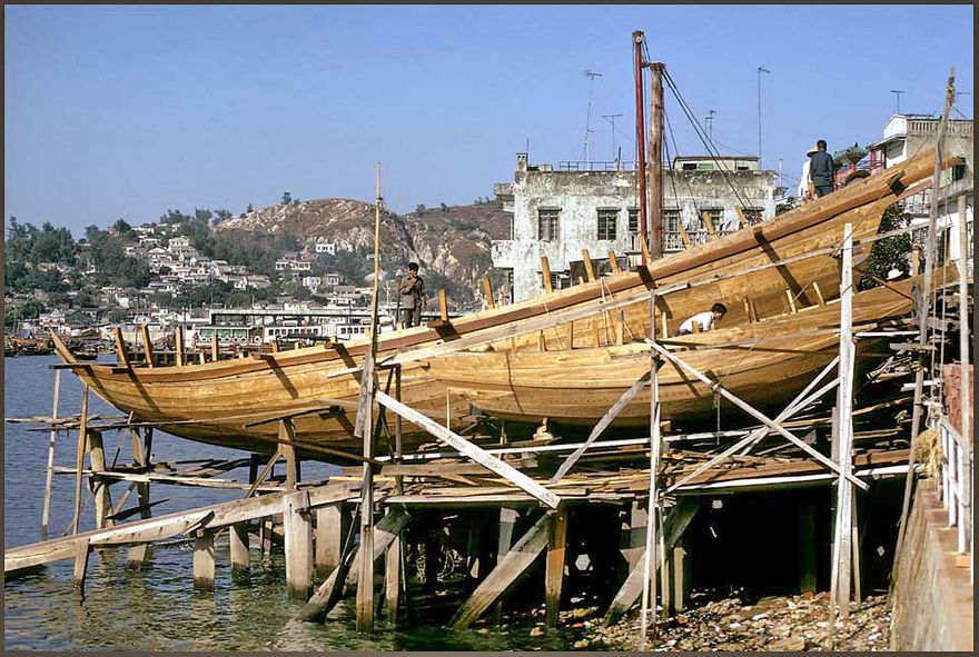 1973-15-033  -  Shipyard building traditional wooden junks at Cheung Chau, - 1973 -  (Photo- and copyright: Karsten Petersen)