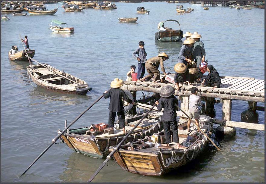 1973-15-037  -  Sampans, - Life at the landing bridge at Cheung Chau, - 1973 -  (Photo- and copyright: Karsten Petersen)