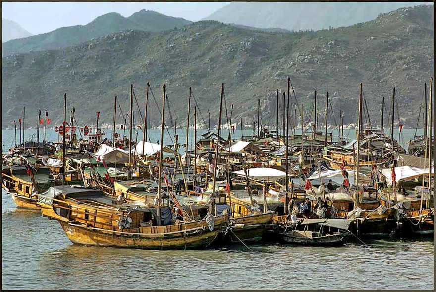 1973-15-047  -  Junks at anchor in the bay at Cheung Chau, - 1973 -  (Photo- and copyright: Karsten Petersen)