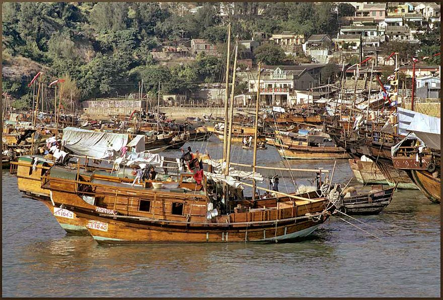 1973-15-056  -  Junks at anchor in the bay at Cheung Chau, - 1973 -  (Photo- and copyright: Karsten Petersen)