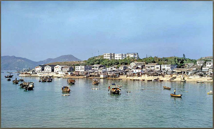 1973-14-029  -  Sampans at small island Peng Chau, - 1973  -  (Photo- and copyright: Karsten Petersen)