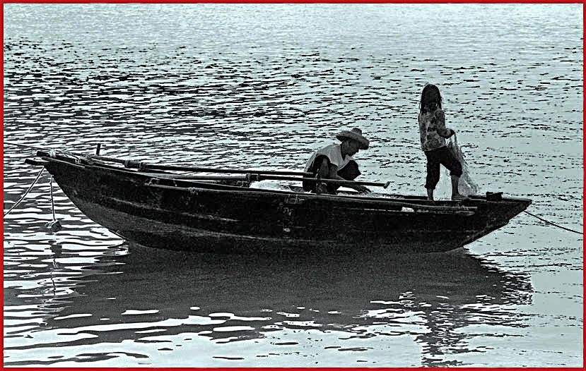 1976 - H0177-Frame-31  - Sampan - fisherman and his daughter at Tung Chung, - Lantao Island -, Nov. 8.1976 - (Photo- and copyright: Karsten Petersen)