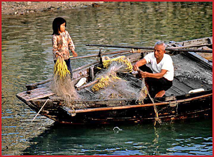 1976-49-048  - Fishing sampan - at Tung Chung, - Lantao Island -, Nov.8.1976 - (Photo- and copyright: Karsten Petersen)
